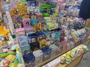 北京某文具店卡牌盲盒柜臺，未設(shè)相關(guān)提醒。人民網(wǎng)記者 黃鈺攝