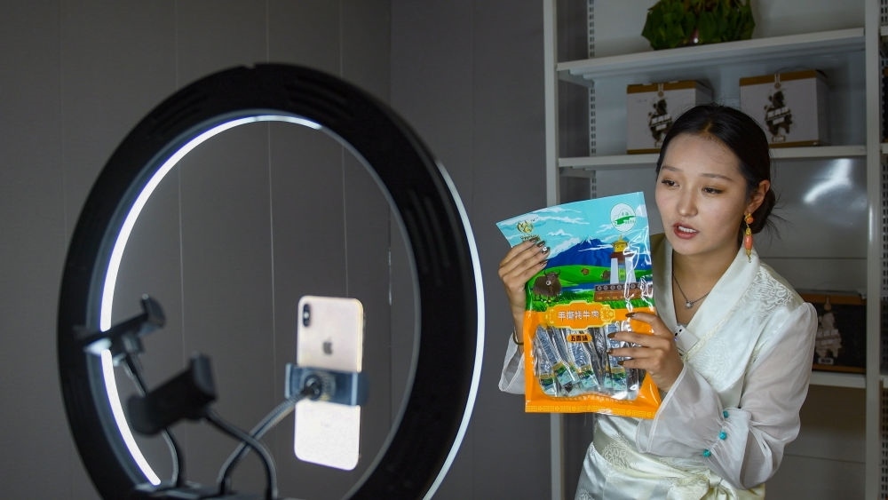 9月24日，果洛藏貢麻村村民多杰吉在進(jìn)行網(wǎng)絡(luò)帶貨直播。（潘彬彬 攝）