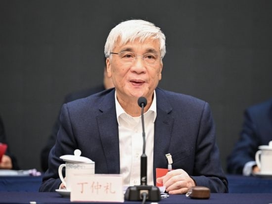 全國人大常委會副委員長、歐美同學(xué)會會長丁仲禮作工作報告