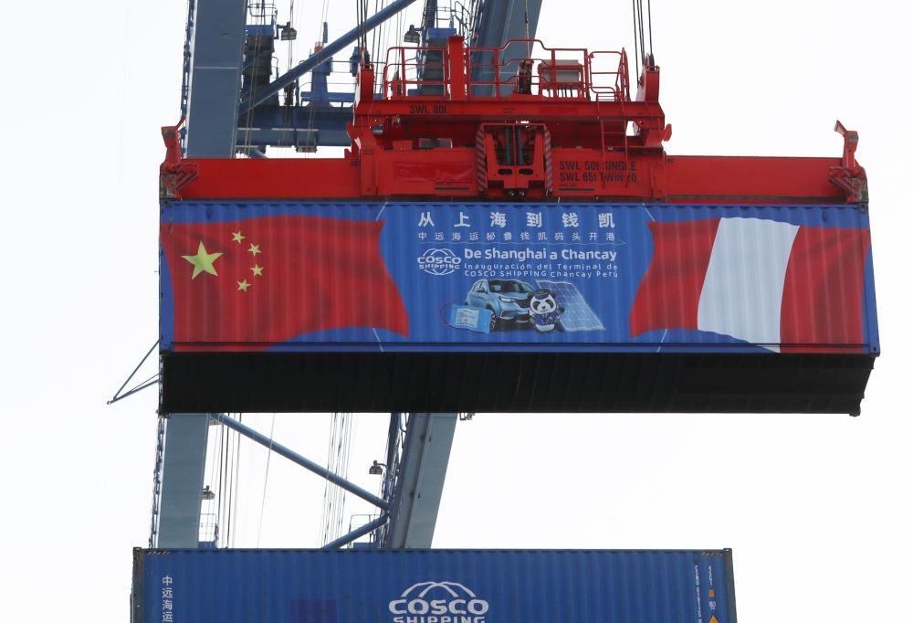 2024年11月14日，在秘魯首都利馬以北的錢凱港，岸邊智能化設(shè)備吊裝集裝箱。