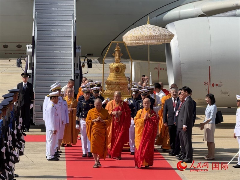 北京靈光寺佛牙舍利抵達泰國曼谷廊曼軍用機場。人民網(wǎng)記者章念生攝