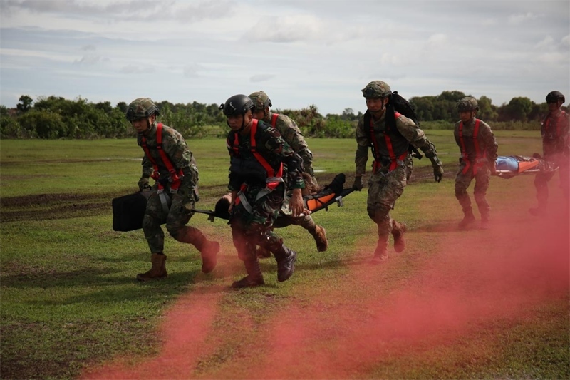 中印尼雙方空降兵隊(duì)員空降至指定地域后，迅速展開“傷病員”救治和轉(zhuǎn)移。段江山攝