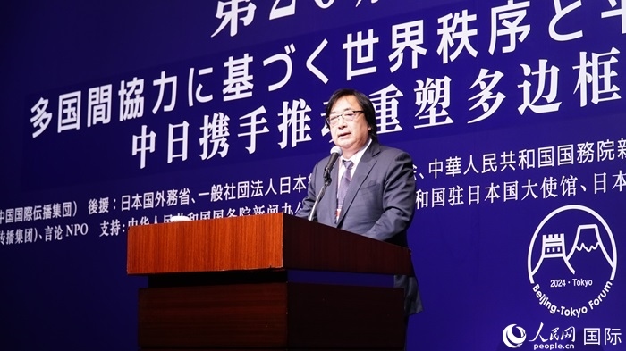 日本言論NPO理事長(zhǎng)工藤泰志宣讀《東京共識(shí)》。人民網(wǎng) 蔣曉辰攝