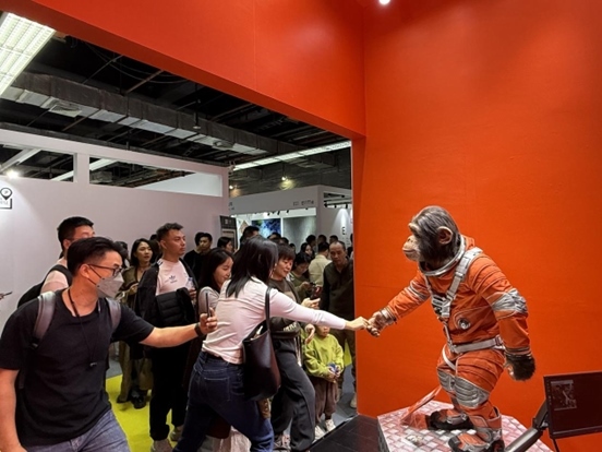 本土原創(chuàng)公司JIN ARTS帶領(lǐng)仿生機(jī)器人亮相廣州設(shè)計(jì)周11號(hào)館。（受訪者供圖）