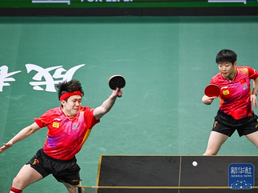 ↑中國隊組合王楚欽（左）/孫穎莎在混雙比賽中。新華社記者 王曦 攝