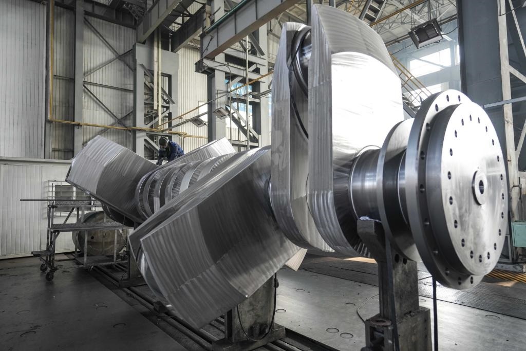 2024年1月11日，工人在大連華銳船用曲軸有限公司加工車間加工產(chǎn)品。新華社記者 潘昱龍 攝