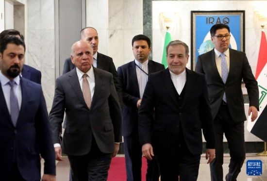12月6日，伊拉克副總理兼外長侯賽因（中左）在巴格達會見伊朗外長阿拉格齊（中右）。新華社發(fā)（哈利勒·達伍德攝）