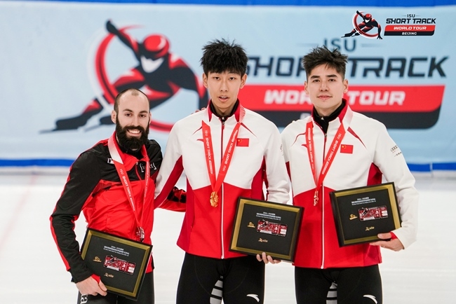 男子500米頒獎(jiǎng)儀式，中國(guó)選手孫龍(中)奪得冠軍，加拿大選手杜博伊斯(左)獲得亞軍，中國(guó)選手劉少昂獲得季軍。賽事組委會(huì)供圖