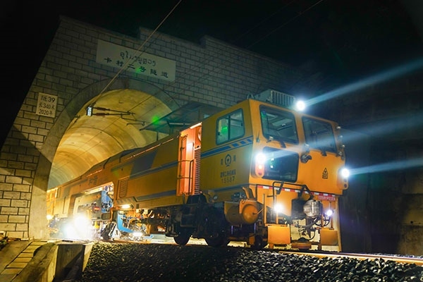 中老鐵路瑯勃拉邦維保管理中心的中老員工共同作業(yè)。周星攝