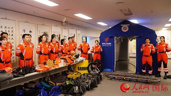國(guó)航日韓支社捐贈(zèng)的專業(yè)救援裝備。人民網(wǎng) 蔣曉辰攝