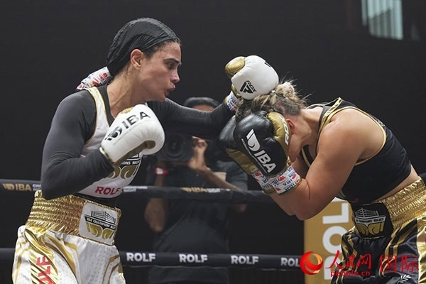 來自伊朗和羅馬尼亞的女選手進行了墊場賽。人民網(wǎng) 塔里克·易卜拉欣攝