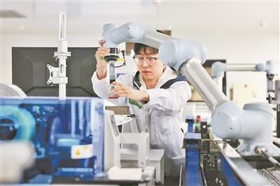 廣東省深圳市科研人員在實(shí)驗(yàn)室調(diào)試智能機(jī)器人。視覺中國供圖