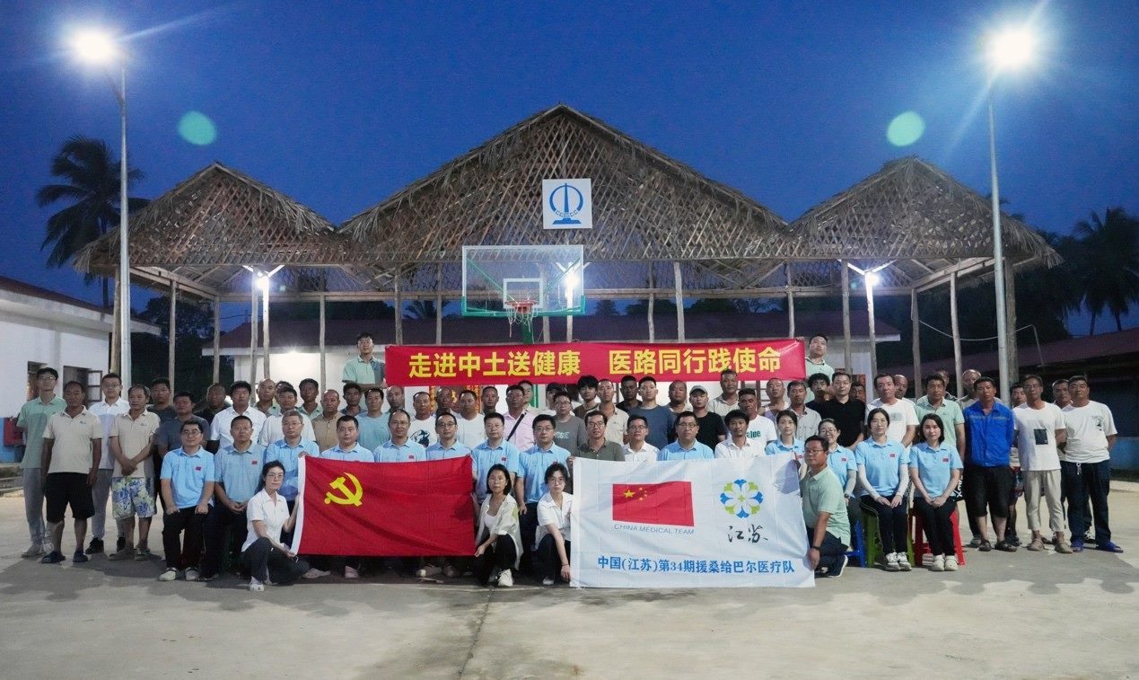 醫(yī)療隊(duì)與中土東非桑島分公司合影。中國土木供圖