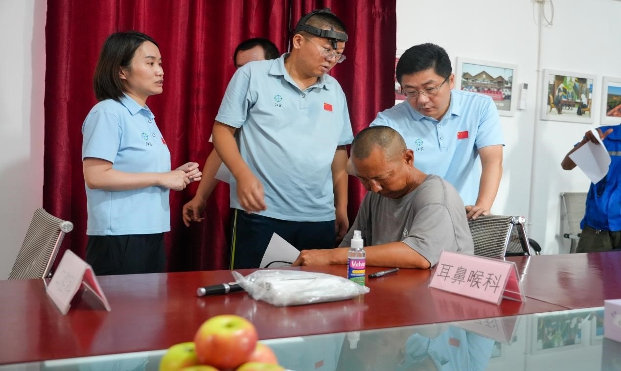 醫(yī)療隊(duì)專家診療現(xiàn)場。中國土木供圖