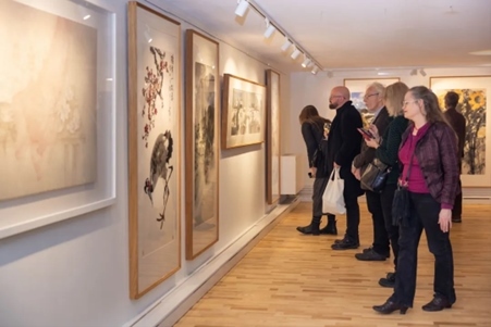 來賓參觀畫展。中國駐瑞典大使館供圖