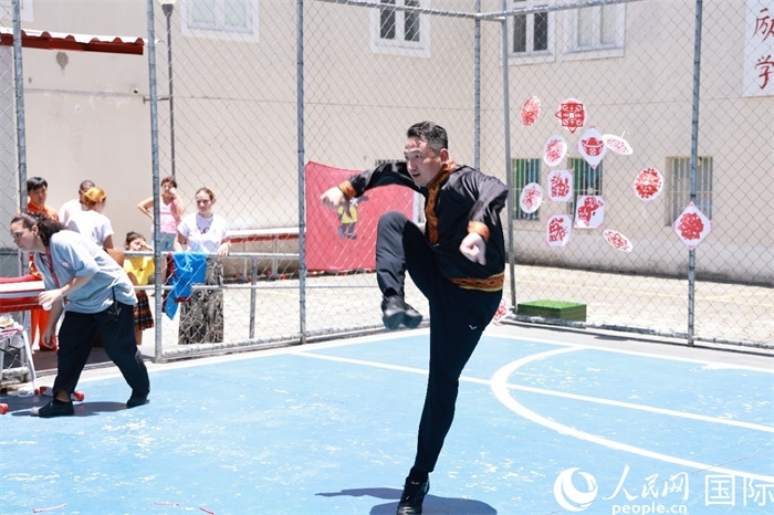 塔吉克舞蹈《夢想》通過靈動的舞姿展現(xiàn)了塔吉克族對美好生活的向往，仿佛帶領(lǐng)觀眾走進了帕米爾高原。人民網(wǎng)記者 陳海琪攝