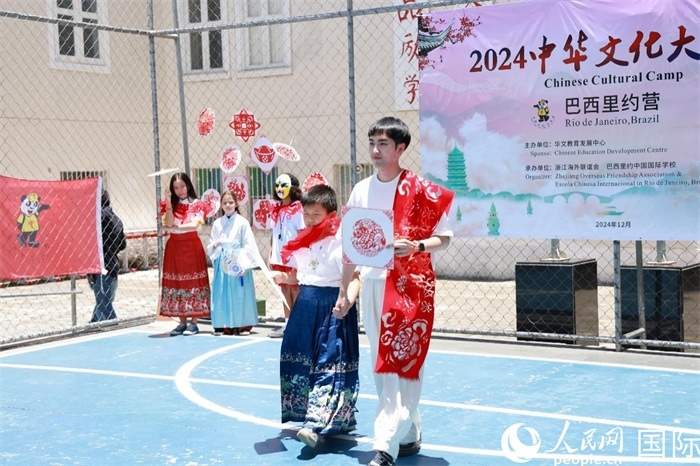 《SHOW美中華》通過國風服飾走秀，將傳統(tǒng)文化與現(xiàn)代創(chuàng)意完美結(jié)合。人民網(wǎng)記者 陳海琪攝