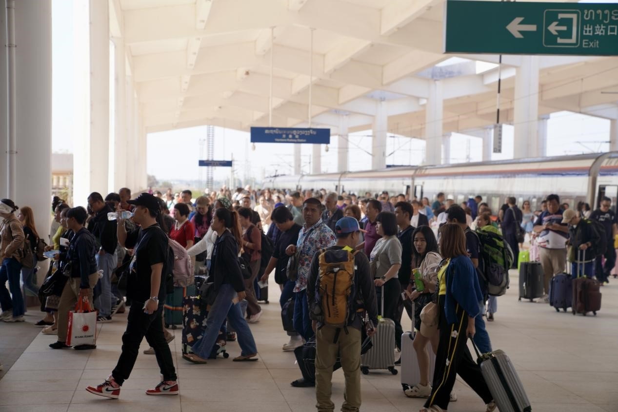 在中老鐵路萬象站，客運(yùn)列車抵達(dá)后旅客出站。老中鐵路有限公司供圖