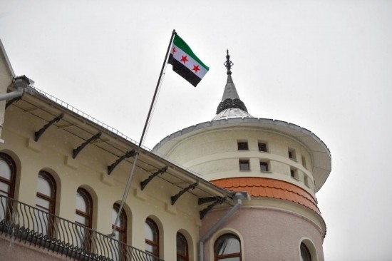 12月9日，在俄羅斯首都莫斯科，敘利亞駐俄羅斯使館升起代表敘利亞反對(duì)派的旗幟。新華社發(fā)（亞歷山大攝）