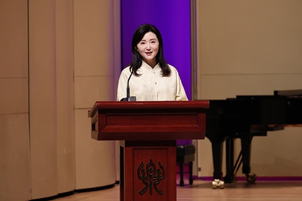 中央音樂(lè)學(xué)院黨委書(shū)記、中國(guó)民族管弦樂(lè)學(xué)會(huì)胡琴專業(yè)委員會(huì)會(huì)長(zhǎng)于紅梅致辭。中國(guó)民族管弦樂(lè)學(xué)會(huì)胡琴專業(yè)委員會(huì)供圖