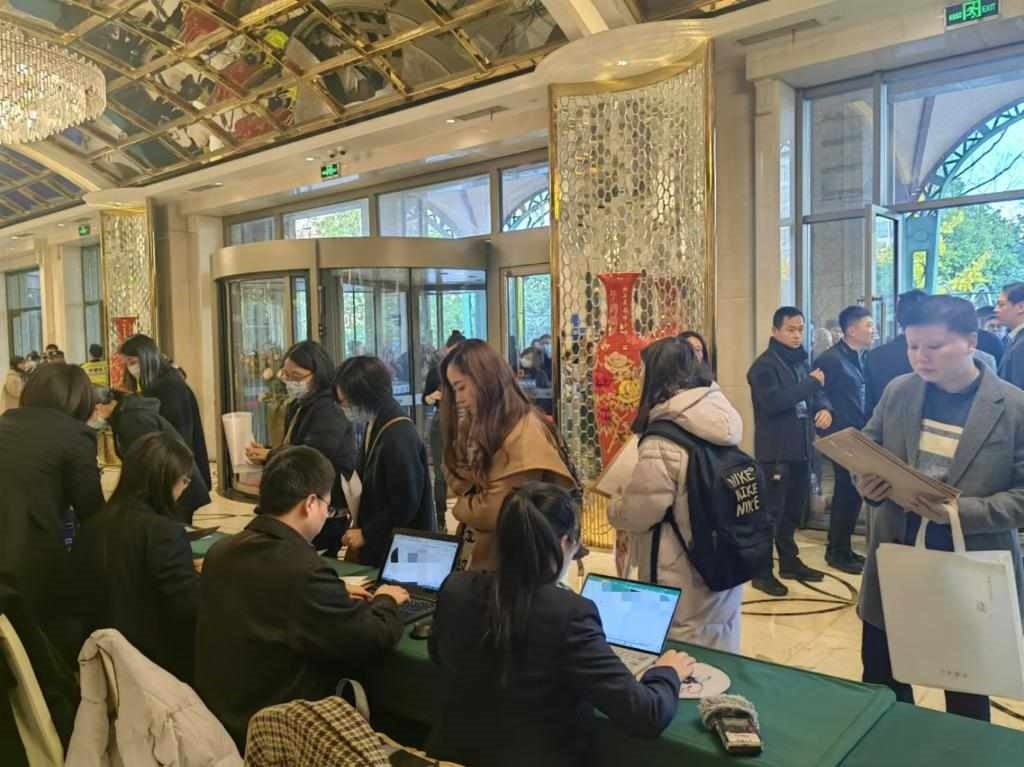 12月12日，第十批國家組織藥品集中帶量采購現(xiàn)場。新華社記者龔雯 攝