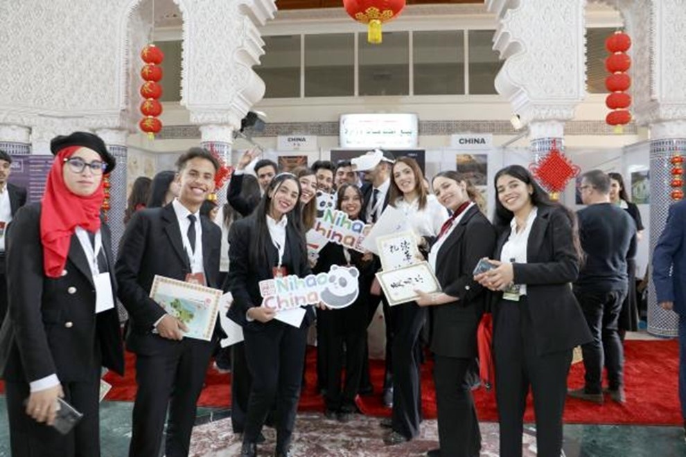 當?shù)孛癖娛殖帧澳愫?！中國”手牌合影。拉巴特中國文化中心供圖