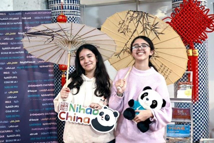 兩名女孩在合影。拉巴特中國文化中心供圖