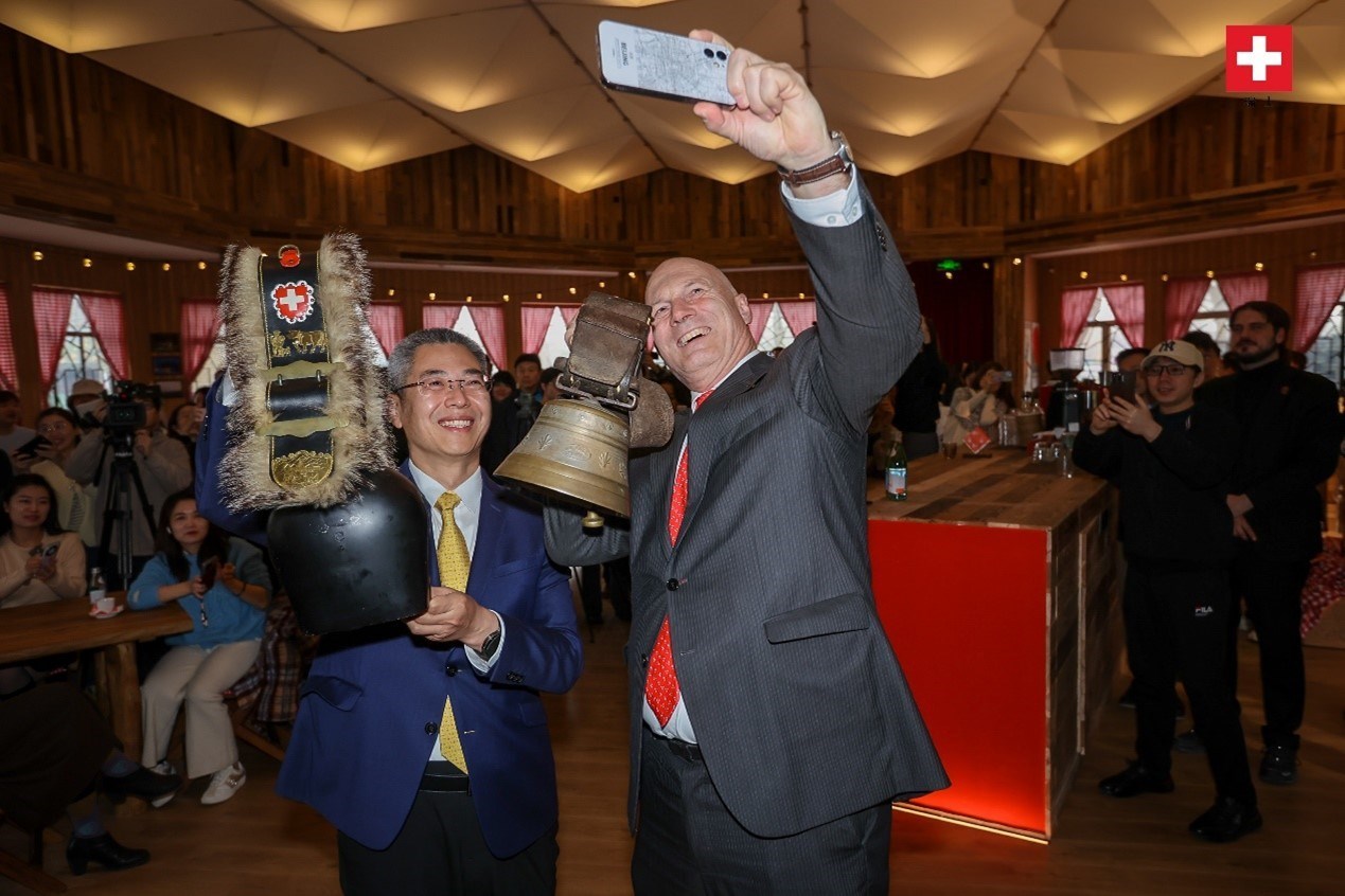 瑞士駐華大使白瑞誼與北京市西城區(qū)委副書記、代區(qū)長郅海杰搖響瑞士牛鈴，共同為小木屋揭幕。瑞士駐華大使館供圖