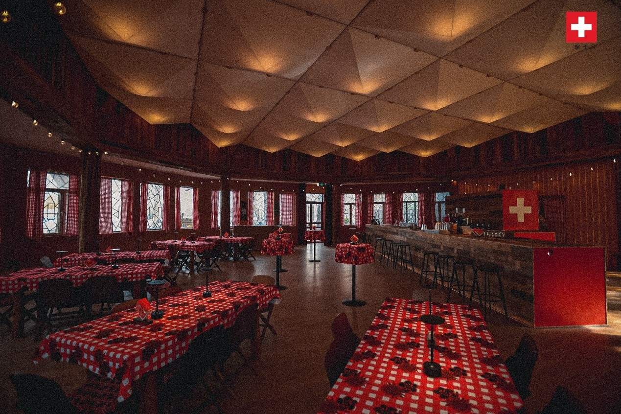 瑞士小木屋內(nèi)飾采用瑞士紅、森林棕與雪山白三種主色調(diào)，營造出自然與現(xiàn)代交融的氛圍。瑞士使館供圖