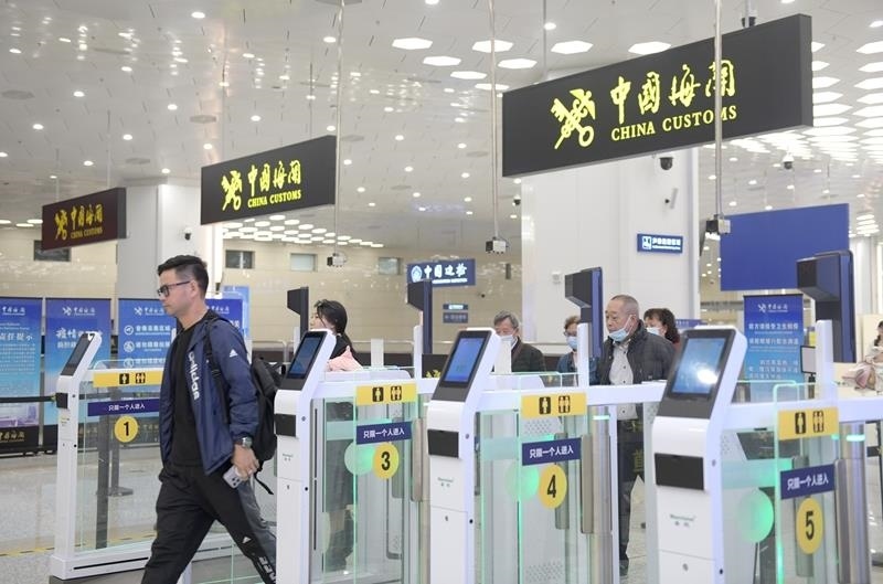 △2024年2月29日，旅客從橫琴口岸過(guò)關(guān)。