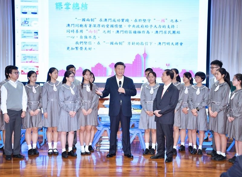 △2019年12月19日，在濠江中學(xué)附屬英才學(xué)校觀摩以“‘一國(guó)兩制’與澳門”為題的中國(guó)歷史公開(kāi)課后，習(xí)近平主席走到學(xué)生中間即席發(fā)表重要講話。