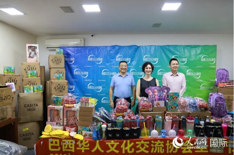 中國駐里約熱內(nèi)盧總領(lǐng)館副總領(lǐng)事王尉育（右）、里約慈善協(xié)會主席保拉·菲格雷多（中）、巴西華人文化交流協(xié)會主席上官建峰（左）出席捐贈活動并致辭。人民網(wǎng)記者 陳海琪攝