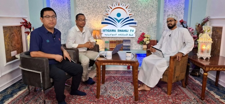 牛曉兵主任參與當(dāng)?shù)仉娨暸_訪談。中國援桑醫(yī)療隊供圖