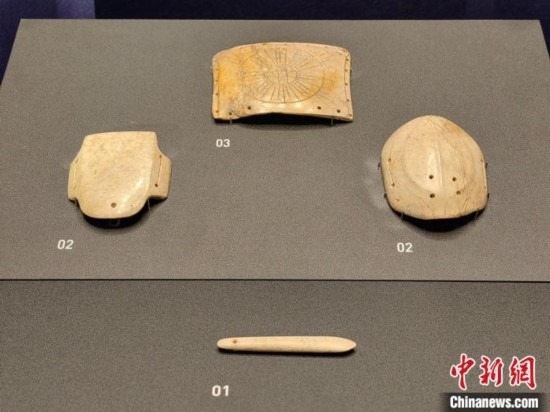 12月14日，“文明先鋒—凌家灘文化玉器展”在故宮博物院文華殿開幕。圖為展覽現(xiàn)場(chǎng)的玉龜、玉版和玉簽。 中新社記者 應(yīng)妮 攝