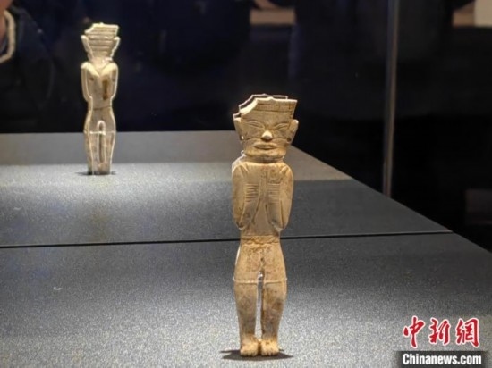12月14日，“文明先鋒—凌家灘文化玉器展”在故宮博物院文華殿開幕。圖為展覽現(xiàn)場(chǎng)的立姿玉人。 中新社記者 應(yīng)妮 攝