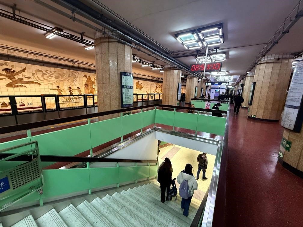 乘客從北京地鐵2號線東四十條站走“站中站”換乘地鐵3號線。新華社記者張驍 攝