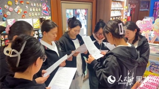 工會組織企業(yè)職工開展技能培訓(xùn)活動。人民網(wǎng)記者 張哲鑫攝