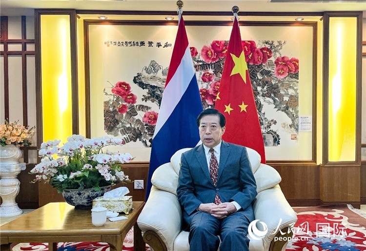 2024年12月10日，中國駐泰國大使韓志強在泰國曼谷接受中國—東盟中心（ACC）組織的“多彩東盟：2024年中國媒體東盟行”媒體團采訪。人民網(wǎng)記者 羨江楠攝