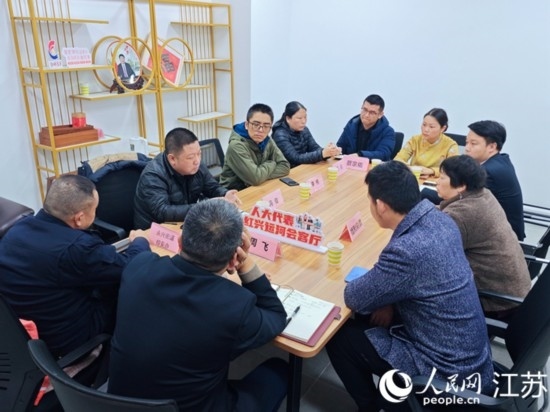 “紅興會(huì)客廳”，一場(chǎng)助企紓困協(xié)調(diào)會(huì)正在進(jìn)行。人民網(wǎng) 徐晨曦?cái)z