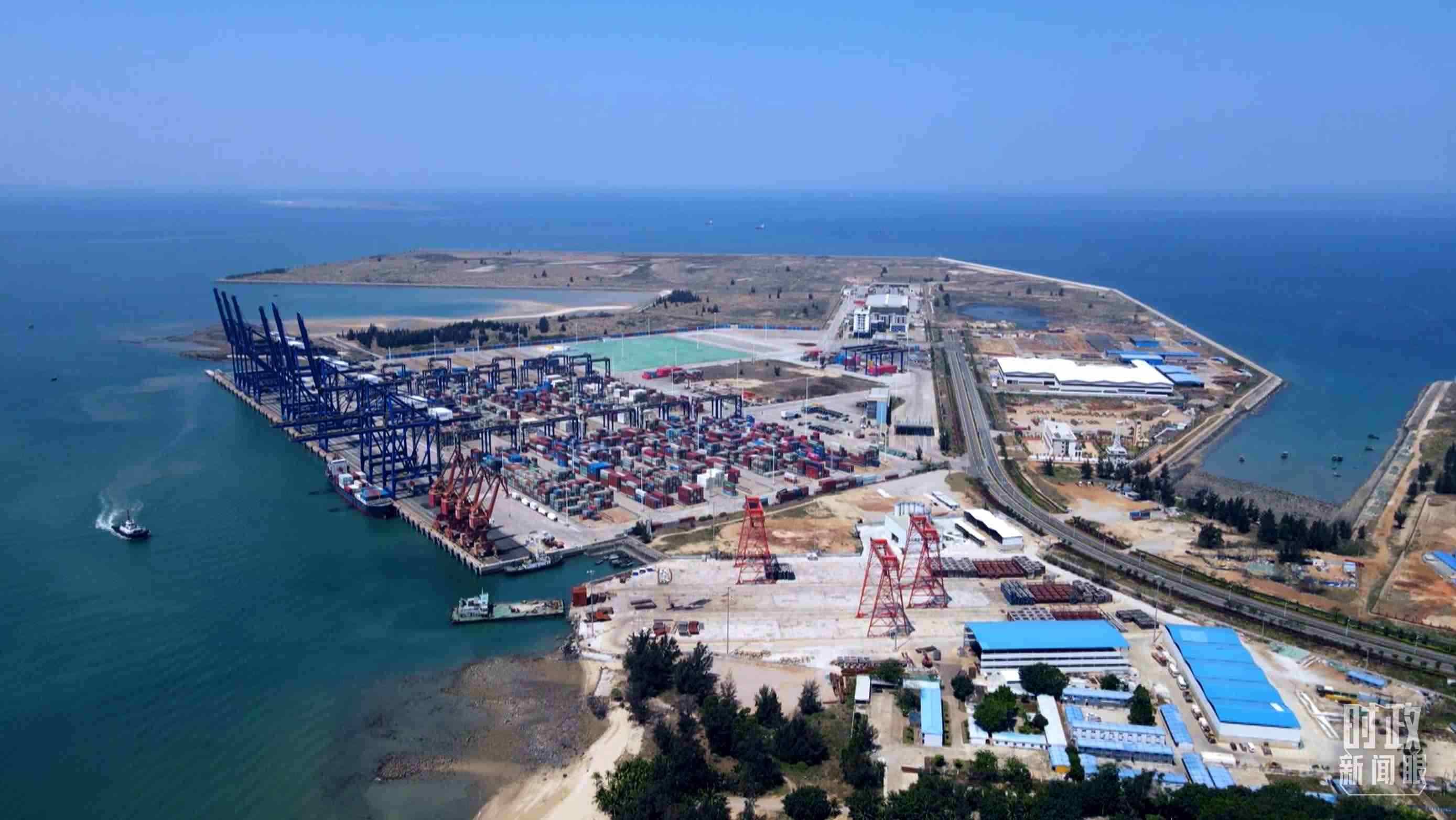 俯瞰海南洋浦港口。（總臺(tái)記者葉飛拍攝）