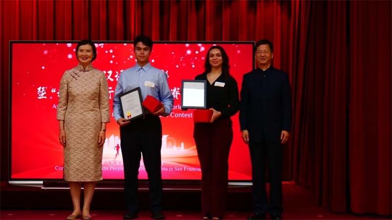 駐舊金山總領(lǐng)事張建敏及其夫人鄭心為選手頒獎(jiǎng)。李鑫江攝