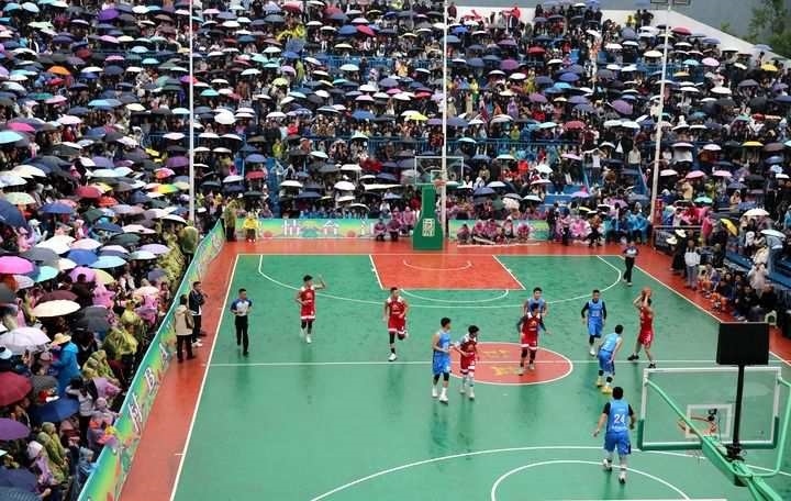 2024年5月1日，人們在貴州省黔東南苗族侗族自治州臺江縣臺盤鄉(xiāng)臺盤村觀看“村BA”球王爭霸賽。 新華社發(fā)（余天英 攝）