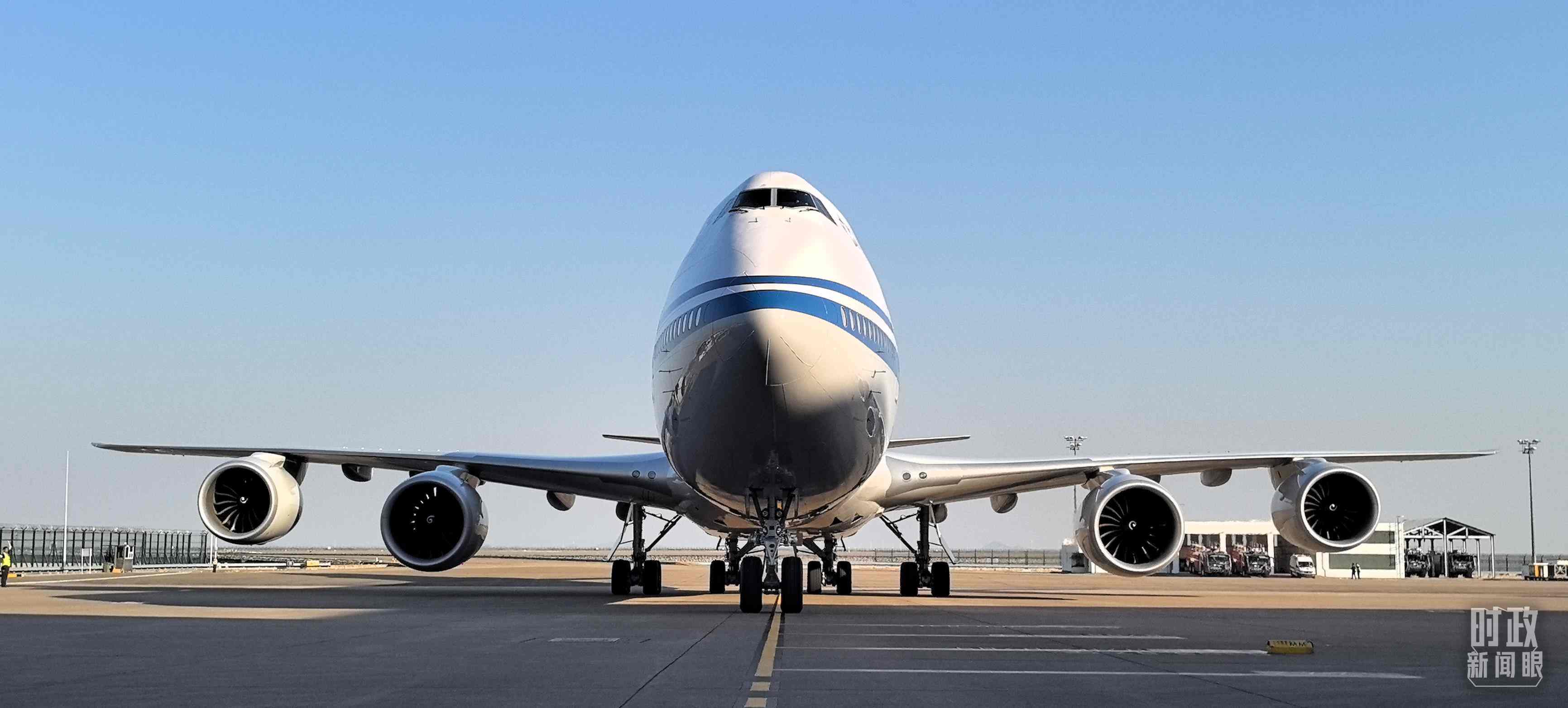 △習(xí)主席專機抵達澳門國際機場。（總臺央視記者王子杭拍攝）