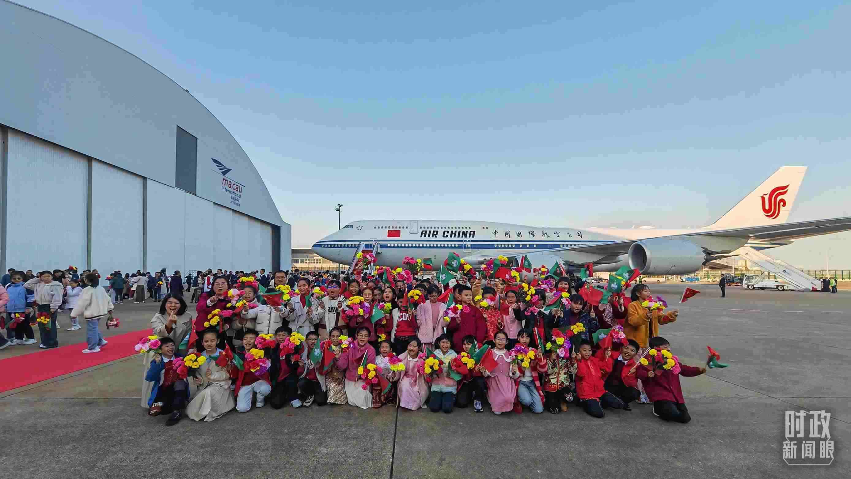 △歡迎儀式后，歡迎人群合影留念。（總臺央視記者劉琦拍攝）