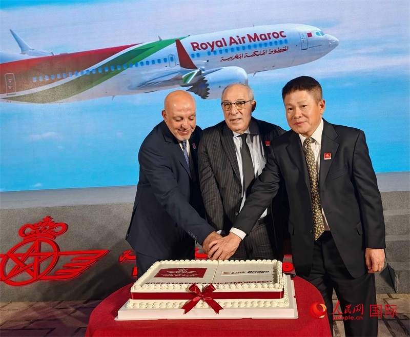 中摩雙方嘉賓共同切蛋糕，慶祝兩國直飛復航。人民網記者 李琰攝