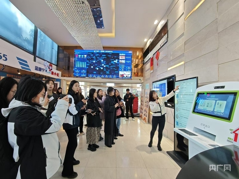 劉燕介紹“及時(shí)雨”數(shù)字社區(qū)平臺（央廣網(wǎng)記者 王錫斐 攝）