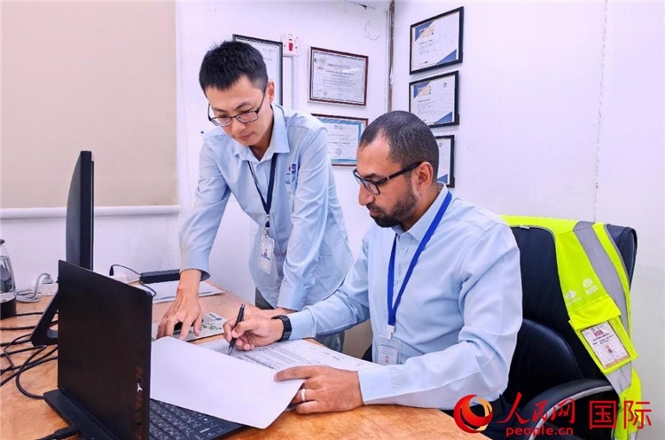 中外員工共同跟進(jìn)項(xiàng)目進(jìn)展。人民網(wǎng)記者 管克江攝