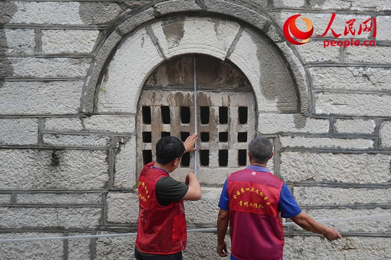 9月14日，山東青州，文物普查隊(duì)員正在實(shí)地調(diào)查。人民網(wǎng)記者 韋衍行攝