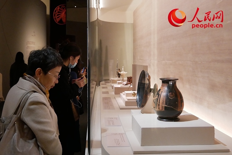 11月13日，觀眾正在國(guó)博參觀“美的多元——古希臘的藝術(shù)與生活”展。人民網(wǎng)記者 韋衍行攝