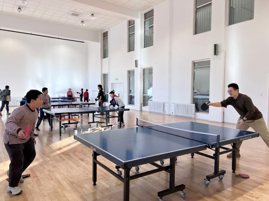 老師和學(xué)生在課間打乒乓球。人民網(wǎng) 白炅攝